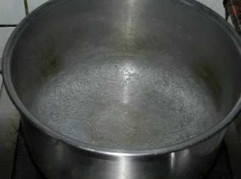 step1: 先煮1/3至半鍋的水