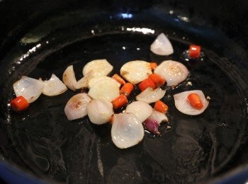 step2: 先爆香蒜蓉及乾蔥，再加入指天椒炒香