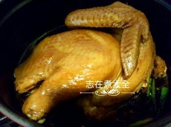 step4: 小心將雞反轉，加蓋煮一分鐘，將雞再反轉雞皮向下，轉中火加蓋煮30秒後熄火