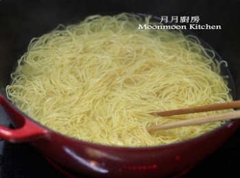 step1: 燒一鍋水，水滾下炒麵餅，用筷子撥鬆，撈起過冷河，瀝乾水份。