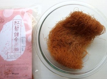 step4: 將紅藜米粉用水稍微沖洗一下或浸泡10秒立即瀝乾備用。