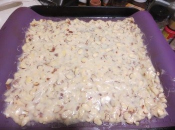 step3: 烤箱150度預熱10分鐘，將麵糊攤平在不粘烤盤紙上，鋪薄及平均、（一定要薄薄的及平均，不然會不脆，不好吃）