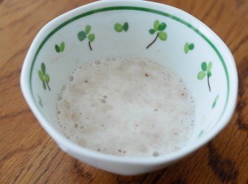 step1: 先用3湯匙水與酵母拌勻，靜置十分鐘