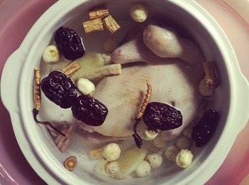 step1: 鴿子洗淨，飛水，去掉浮沫，再沖洗一遍，可切塊；蓮子泡水洗淨去芯，所有<span class="group_1">食材</span>備用。