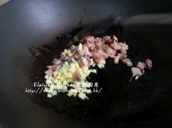 step8: 將蒜雞油放入鑊中 , 加入薑粒 , 鹹魚粒炒至有香味