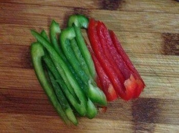 step2: 甜椒、青椒、洋蔥切丁, 青椒和紅甜椒裡面白色的部分記得要切掉，以免影響口感喔～全部切條後換方向下刀,即可輕鬆的切丁