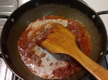 step3: 熱鍋加入少許的油，再加入紅咖哩拌炒出香氣，加入椰奶