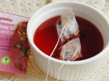 step2: 用開水浸魚膠片5分鐘至軟化 （如用魚膠粉，先用兩湯匙水與魚膠粉拌勻）