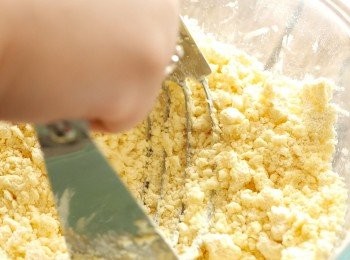 step4: 加入步驟1預備好的冰凍牛油粒，以酥皮切刀Pastry Blender把牛油和粉類材料混合。