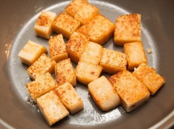 step1: 首先將蘿蔔糕切塊後，下鍋油煎至金黃酥脆。