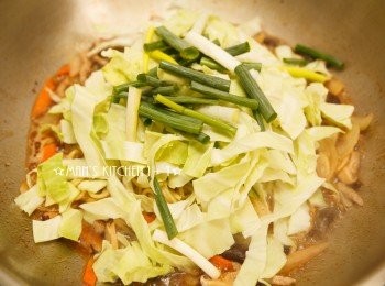 step5: 等到油麵撥散且湯汁約略收乾，接著加入高麗菜與青蔥炒熟。