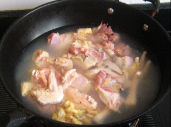 step1: 雞洗淨切塊，放入沸水中焯一下，撈出備用。