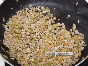 step3: 鍋中燒熱1湯匙油，下豬肉、蝦米、蝦皮和炸菜粒炒香備用。