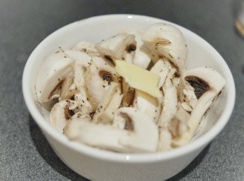 step2: 碗內，下少許鹽，黑糊椒粉及香草（如巴西里，迷迭香），不用香草也可