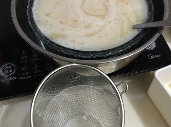 step3: 混合益力多及魚膠粉溶液，過篩一次。