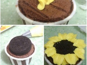 step6: 先擠出少許奶油在蛋糕面上再放上夾心餅然後沿着夾心餅周邊擠出奶油作裝飾便可。