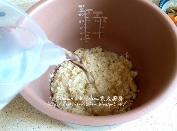 step12: 再加入汁料炒至白米乾身 , 盛起放入飯煲內 , 加入水 (水份量按照日常煮飯就可)