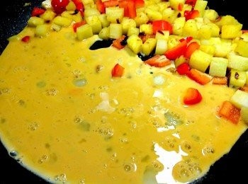 step6: 將鍋內的好料撥到一邊，打入蛋液，蓋上鍋蓋。