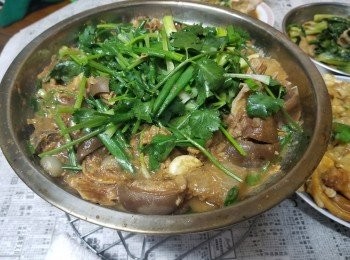 step15: 做法 :

用薑片，黃酒，少少鹽將羊腩出水汋熟備用，白蘿蔔用薑片，黃酒出水汋半熟備用。

將乾蔥頭，蒜頭稍為爆香備用，再爆香蒜粒，乾蔥粒，薑片，放入南乳炒出香味後，放入羊腩稍為爆炒，加入水蓋過面，少少生抽，老抽，胡椒粉，黃酒用中細火燜 1'1/2 小時，熄火焗 30 分鐘，再用細火燜多 1 小時，再放入枝竹繼續用細火燜多 30 分鐘，再將蘿蔔放入燜 30 分鐘，熄火焗一陣，預備一個盤或煲，將羊腩倒入，放上蔥段，芫茜，食用前大火滾起，如想保持熱度，可預備爐架放酒精爐在低，就可以保持羊腩煲的熱度，完成