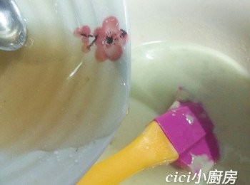 step5: 再加入魚膠水，拌勻。