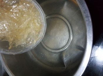 step3: 加入已經浸軟身的魚膠片煮溶