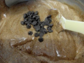 step5: 然后将巧克力粒倒入鸡湖混合里略微翻拌均匀。