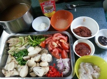 step9: 預備好各項材料及調味料:香茅將頭部拍扁切片,南薑切片,莞茜切碎,
檸檬葉切碎,指天椒拍扁切碎,蕃茄切粒,草菇洗淨,青檸揸汁,乾蔥切絲