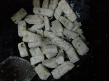 step10: 要不停地炒到糖呈現出白色又沾滿芋頭即叫起沙，装碟