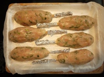 step9: 烤盤上鋪上烤盤紙抹上少許麻油,入烤箱(家用小烤箱)烘烤20~30分鐘(途中可以翻面),直到烤熟,出烤箱前再將照燒醬塗抹於表面即可~(竹串尾端用鋁箔紙包起來,避免烤焦)