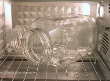 step3: 玻璃瓶罐要清洗一趟，放到蒸爐消毒或放入烤箱烘乾一下。