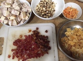 step1: 1)將粉類加入元貝水, 芋頭切粒