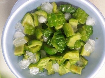 step3: 用粗鹽省涼瓜放30分鐘用去水沖乾淨，
 再煲滾一煲水放入涼瓜，關火浸2分鐘，
 2分鐘後涼瓜即入冰水免過淋