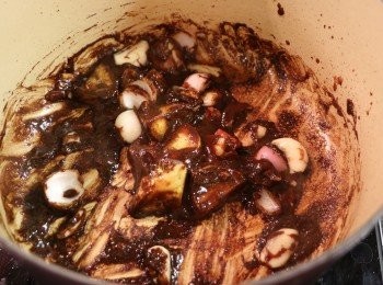 step6: 然後加入柱候醬和南乳醬炒勻。