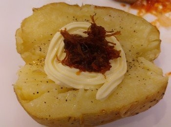 step4: 將薯仔開加入牛油,鹽再加入自己的配料。