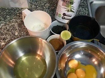 step1: 先把所有材料秤好，這樣在製作操做時更為簡便順暢；蛋白與蛋黃分開，裝蛋白的盆子要注意不要沾到水或油或蛋黃喔～水和玄米油則可以放在一起。而黑芝麻和棕櫚糖也是先秤好備用。