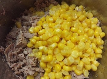 step2: 再加入粟米粒及所有<span class="group_2">調味</span>拌勻。