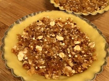 step8: 放入杏仁無花果饀、蘋果玫瑰花和蘋果片，