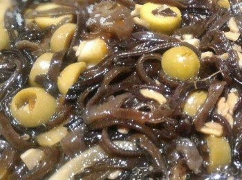 step5: 木耳絲乾水後放入Jalapeno、西班牙香辣橄欖及所有調味料拌勻, 放雪櫃一晚即可。食前再拌勻。