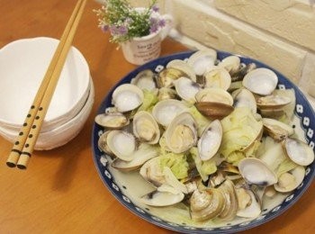 step4: 充滿著甜味的蛤蠣蒸高麗菜簡單完成:) 蛤蠣和高麗菜都是我愛的啦^^