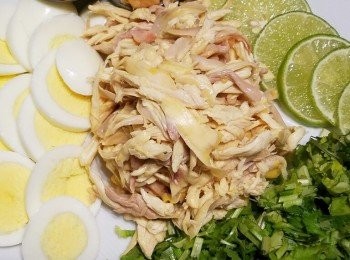 step4: 另一方面烚好雞蛋，將雞蛋切片；芫茜，辣椒切碎。

在湯河上放上雞絲雞蛋，隨意加上芫荽，炸蔥及辣椒粒，再加上青檸汁便可。