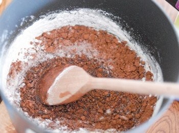 step2: 加入雞蛋拌勻，再篩入麵粉和可可粉，拌勻