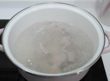 step1: 先將排骨洗淨放入熱水中川燙取出沖冷水備用!!