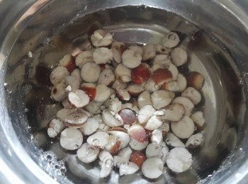 step3: 茨實浸洗後隔水備用