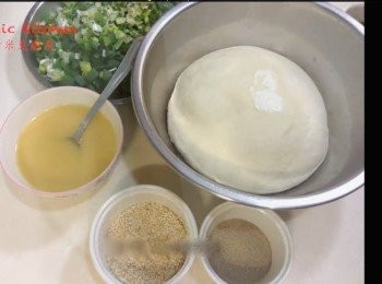 step1: 設定2分鐘，將中筋/油/塩入鋼盒中，以低速稍微拌勻，熱水慢慢倒入，再分批倒入冷水(斟酌增減）