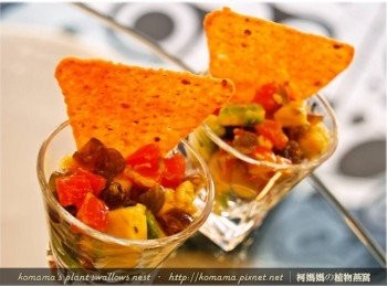 step7: 黑木耳酪梨莎莎醬搭配玉米脆片來食用，也挺不錯吃的！