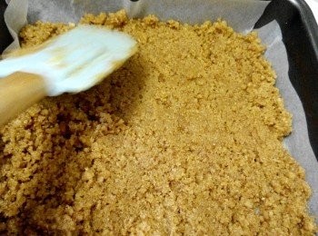 step4: 餅底製作：

牛油軟化後待冷然後加入到消化餅中，把消化餅和牛油攪拌，然後倒入四方盤，放入冰箱等20分備用。