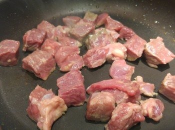 step4: 用蒜頭起鑊煎香牛肉表面備用。(如果喜歡全熟牛肉,炒嘅時間可以耐少少。)