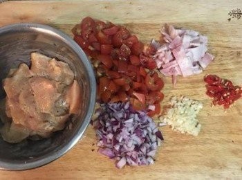 step1: 將<a href="https://bit.ly/3EZL8dD" target="_blank" data-keyword="雞胸" class="guide-link"><strong>雞胸</strong></a> <span style="display:inline-block;vertical-align:middle;margin-top:-3px;color:initial;border-radius:3px;padding:2px 3px;font-size:12px;line-height:14px;background:#87d300;color:#fff;">即買</span> 肉切適當大小，用醃料抓勻備用。 蕃茄切小丁；洋蔥切小丁；蒜頭切末；培根切丁。辣椒切小丁。巴西里葉切碎備用。