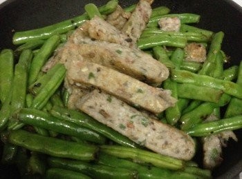 step1: 先將鯪魚肉略為調味，撻至起膠放入油鑊煎成兩邊香脆的魚肉餅取出切成條狀備用