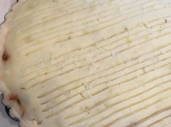 step5: 最後鋪上薯蓉塗抹均勻，用叉子在薯蓉面畫花。